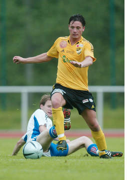 Daniel De Stefano, IFK Hässleholm, har dribblat av en