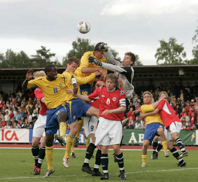 Kamp om bollen, nickduell, målvakt boxar iväg bollen.