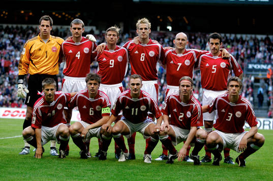  Övre rad från vänster: Thomas Sörensen, Per Nielsen, Jon Dahl Thomasson, Sören Larsen, Thomas Gravesen, Niclas Jensen. Nedre rad från vänster: Martin Jörgensen, Thomas Helveg, Dennis Rommedahl, Christian Poulsen och Per Kröldrup.