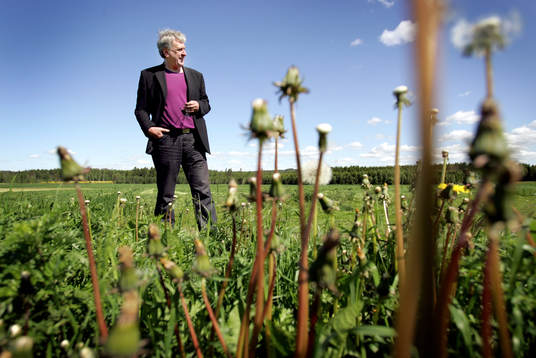 Stefan Edman är biolog och statlig utredare. Han har givit