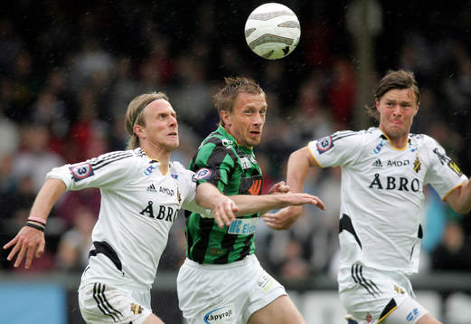  Mathias Gravem, GAIS i kamp om bollen mot Markus Karlsson och Niklas Sandberg, AIK