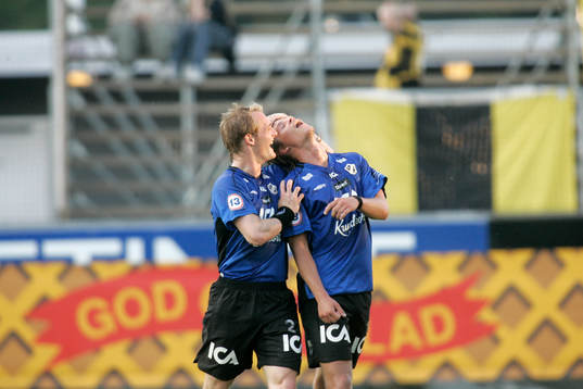  1-0, Dusan Djuric på frispark, grattas av Emil Jensen.