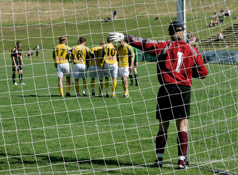Fredrik Aronsson, målvakt, Lund, dirigerar försvarsmuren