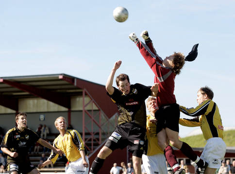 Lunds målvakt Fredrik Aronsson tappar mössan när Johan