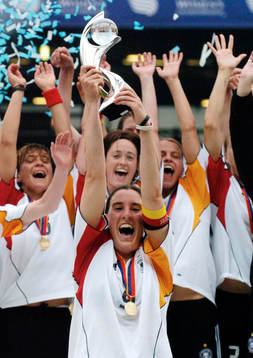  Birgit Prinz, Tyskland, jubel med trofén efter segern.