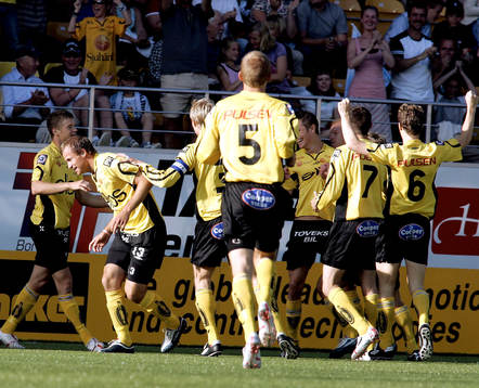  Jubel i Elfsborg efter mål av Hasse Berggren.