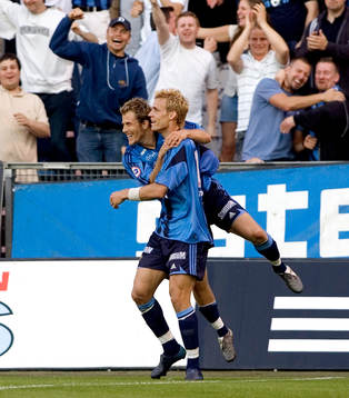  Tobias Hysén och Sören Larsen, Djurgården, jubel efter 5-2. 