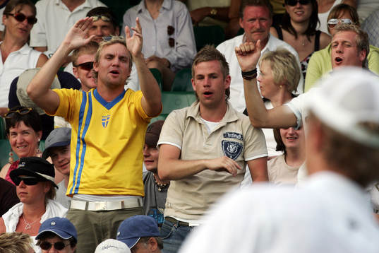 Tennis. Wimbledon. Thomas Johansson blir påhejad av