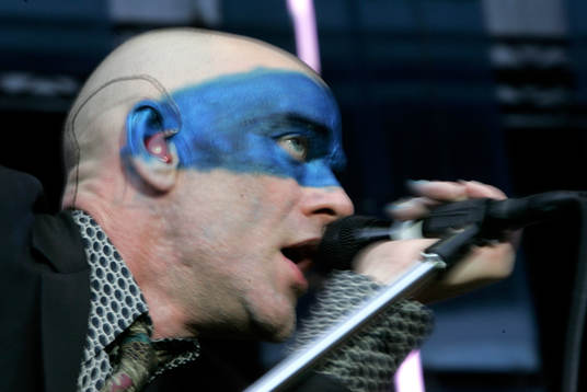 REM spelar på Trädgår¥n i Göteborg. Sångaren Michael