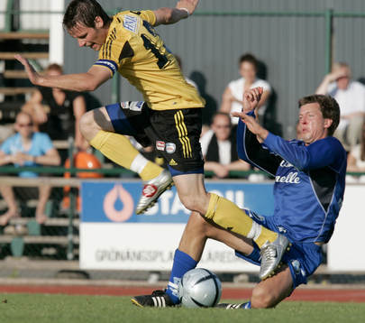 Christian Augustsson försöker stoppa gamle klubbkompisen