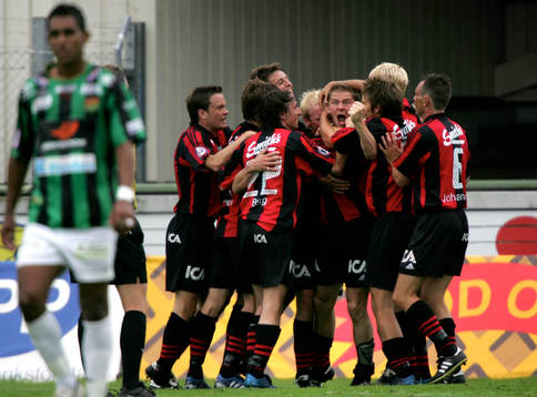  Mikael Nordh. Brommapojkarna grattas efter att han gjort 2-2 i slutsekunden.