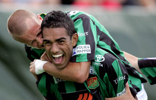  Wilton Figuiredo, GAIS grattas av Daniel Blomgren efter 2-1 mÂlet.