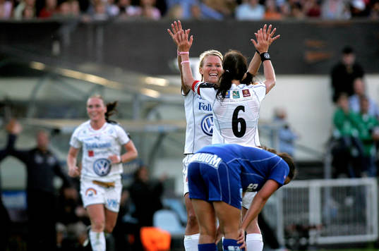  Anna Sjöström jublar tillsammans med Malin Moström. Jubel.