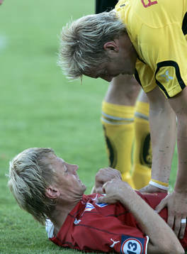 Patrik Rosengren, Kalmar, klappas om av Mathias Svensson,