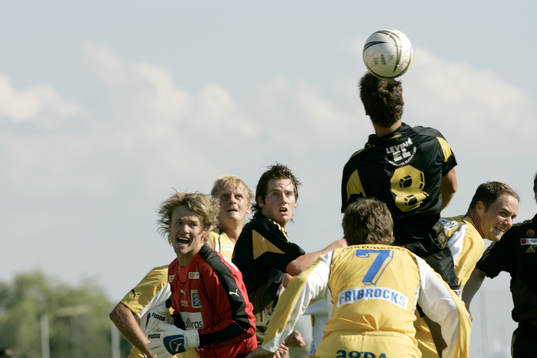  Henrik Edfors ytterst nära nicka bollen förbi målvakten Roger Christensson. Ulrik Jansson och Johan Persson agerar åskådare.