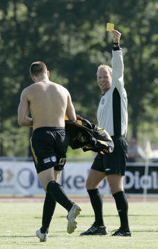  0-1, Robert Drwiega, som tar av sig tröjan och blir varnad av domaren Roger Persson.