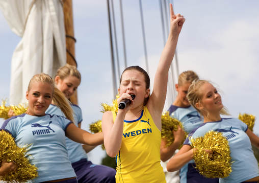 Amy Dimond, sjunger Sveriges  VM låt, ombord på