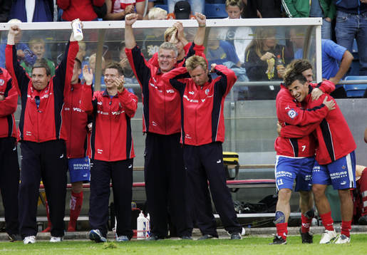   Slutsignal, hela HIF-bänken jublar, längst till höger 1-0 skytten Eldin Karisik, som kramas av Peter Graulund.