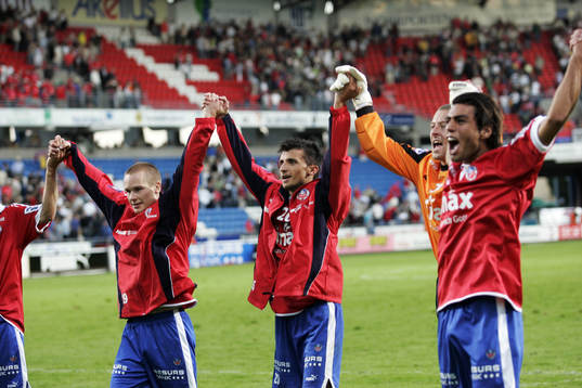   HIF tar emot folkets jubel. Målskytten Eldin Karisik i mitten.
