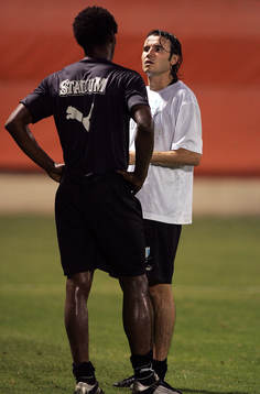 Träning Yksel Osmanovski diskuterar med Samuel Barlay