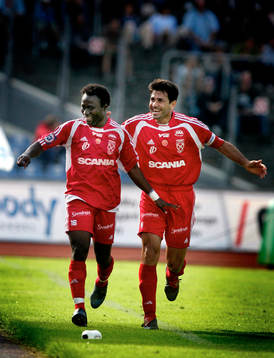  Kabba Samura, Assyriska, (til vänster) gjorde 1-0 till Assyriska. Jubel med Ghassan Hamed.