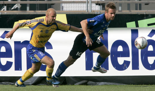   Andreas Hermansson jagar Sundsvallspelare.