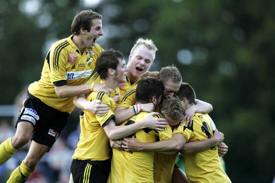  0-1 Jesper Westerberg, ny från Landskrona BoIS, längst till höger. har avgjort, bland gratulanterna kommer Mikael Dahlgren flygande. Dahlgren kommer också från Landskrona BoIS. Jubel.