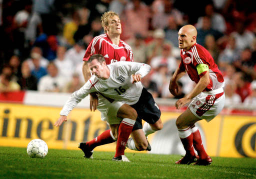   Jamie Carragher, England, stoppas av Thomas Gravesen och Sören Larsen, Danmark. 