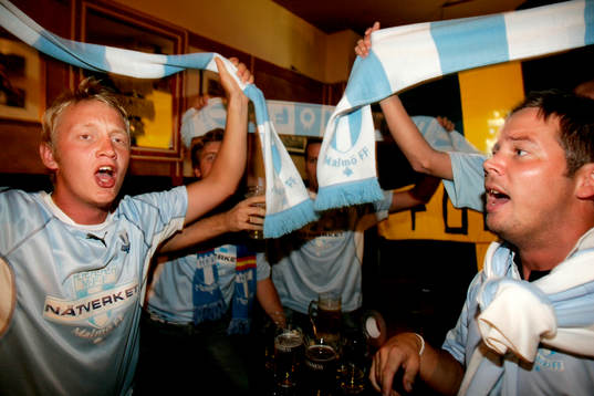 Tillresta Malmö FF supportrar laddar upp på en Bar