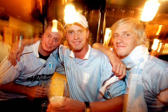 Tillresta Malmö FF supportrar laddar upp på en bar