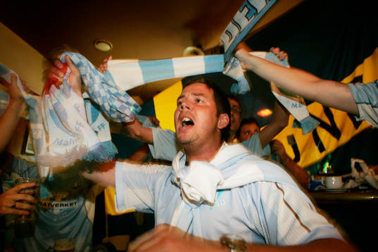 Tillresta Malmö FF supportrar laddar upp på en Bar