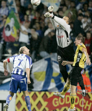  Håkan Svensson, målvakt, Elfsborg, boxar ut bollen framför Håkan Mild.