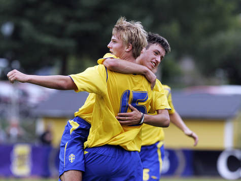  2-0 Axel Johansson (15), Brommapojkarna, som grattas av Amir Suljic, Linköping.