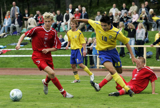  Fisnik Shala, Trelleborgs FF, mot polska försvaret.