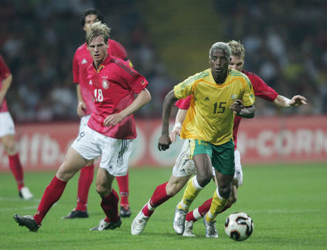  Tim Borowski och Sibusiso Zuma.