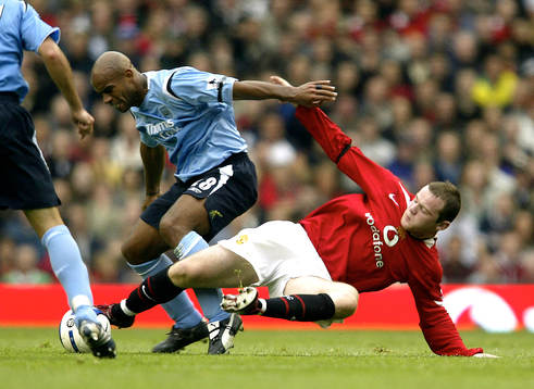   Wayne Rooney, United, tacklar Trevor Sinclair, City.