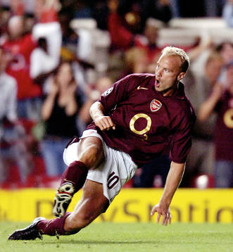  Dennis Bergkamp, jubel efter Arsenals andra mål.