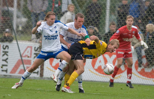 . Richard Spong och Mikael Roth avvärjer Mjällbyattack