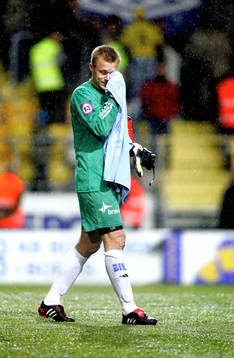 Fredrik Sundfors, målvakt sundsvall vandrar av planen