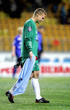 Fredrik Sundfors, målvakt vandrar av planen