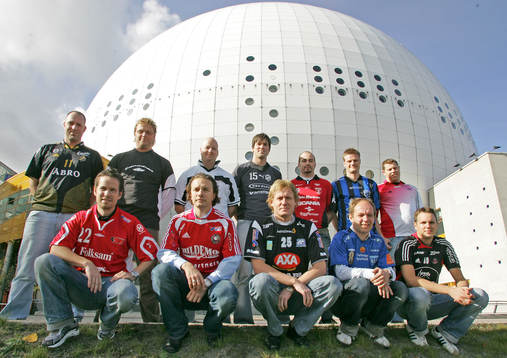  Elitserietränare Bakre raden fr v: Bruno Lundberg, AIK, Jimmy Mitman, Balrog, Magnus Jäderlund, Råsunda, Anders Jonsson, Dalen, Mika Packalen, Falun, Violar Jansson, Helsingborg och Mikael Lemker, Järfälla. Främre raden fr v: Henrik Lindberg, Jönköping, Magnus Augustsson, Pixbo, Joakim Nordström, Storvreta, Stefan Åshberg, Södertälje och Kent Göransson, Warberg.
