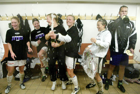 Jitex firar med champagne. Glädje, jubel. Klara för allsvenskan.