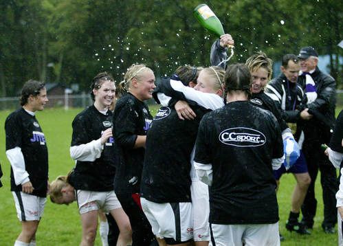  Jitex jubel, glädje, champagne. Klara för allsvenskan.