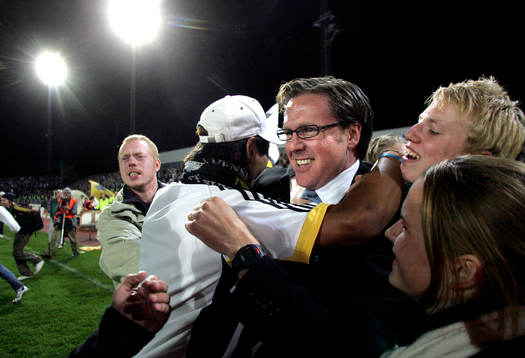 Rikard Norling, tränare, AIK. Jubel med fansen, AIK