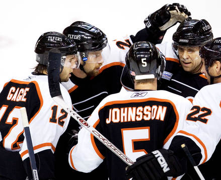 Peter Forsberg spelar sin premiärmatch i NHL för året.