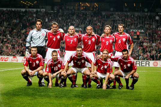  övre rad från vänster: Thomas Sörensen (målvakt), Per Nielsen, Thomas Gravesen, Claus Jensen, Jon Dahl Thomasson, Brian Priske. Nedre rad från vänster: Michael Gravgaard, Thomas Sörensen, Dennis Rommedahl, Christian Poulsen och Niclas Jensen.