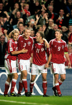  Danmarks nummer 3 Michael Gravgaard gjorde 1-0. Jubel med Martin Jörgensen, Dennis Rommedahl och Jon Dahl Thomasson.