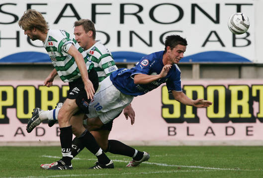 Trelleborgs Niklas Nordgren hårt trängd av