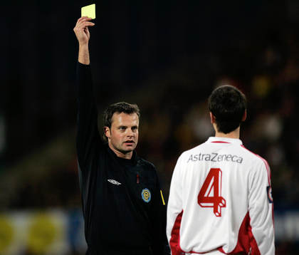 Sven-Martin Åkesson, domare. Gult kort, varning