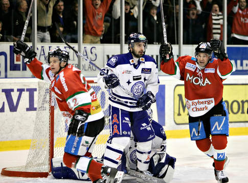 Kalle Kerman har gjort 1-0 till Mora, jubel